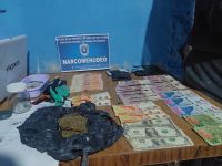 Pareja de dealers detenidos: secuestran drogas, dinero en efectivo, un arma de fuego y una moto 