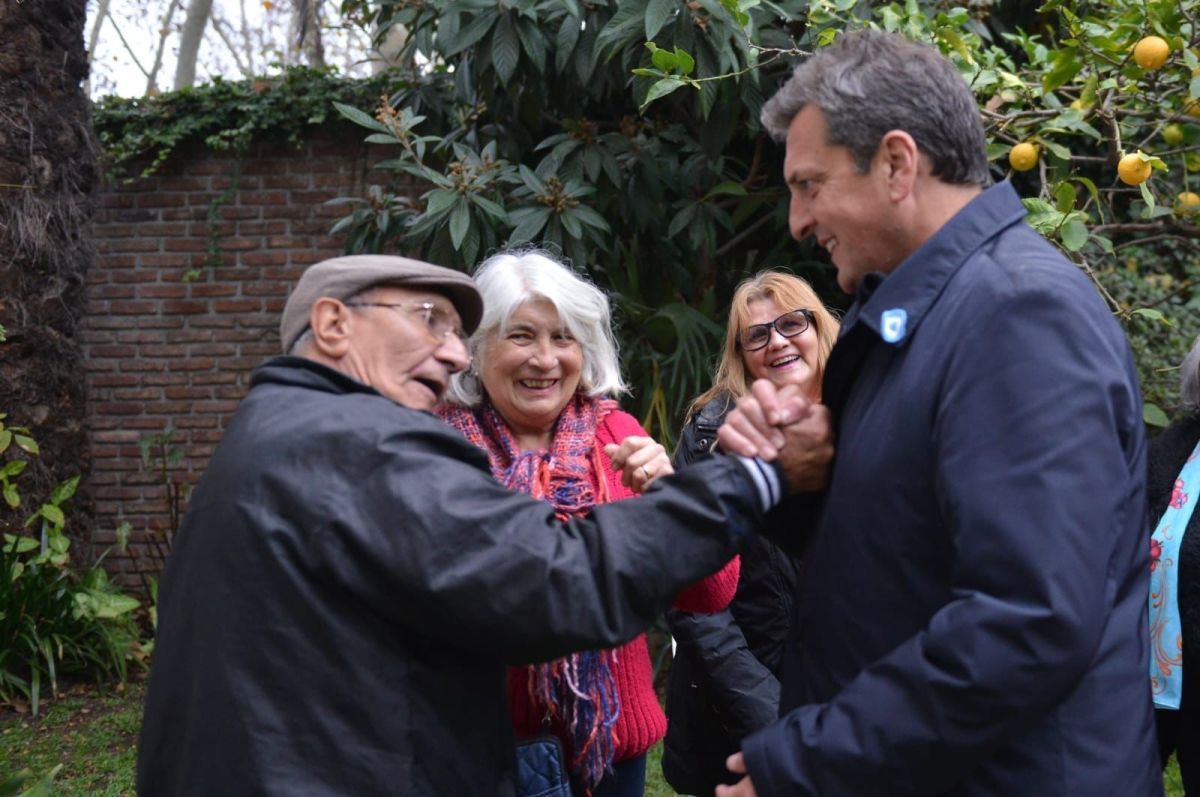 Massa compartió mates con jubilados en Vicente López