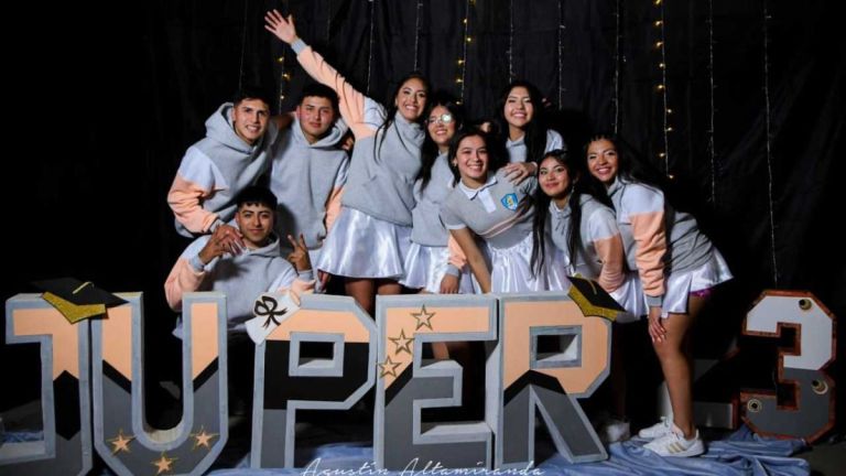 Presentaron chombas y buzos los alumnos del Colegio 27 de Abril de