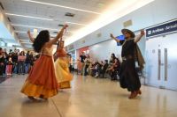 Turistas fueron recibidos en el Aeropuerto con bailes, chacareras y comidas regionales