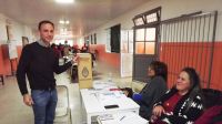 Araujo emitió su voto e instó a la comunidad a concurrir a expresarse en las urnas