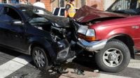 Fuerte choque entre automóvil y camioneta en Lugones y Libertad