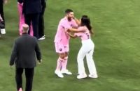 El blooper de Antonela Roccuzzo: confundió a Messi con Jordi Alba y casi le da un beso (Video)
