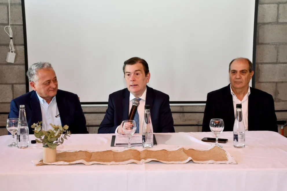 El Gobernador expresó su apoyo para potenciar el desarrollo apícola de Santiago del Estero en todo el Norte Grande El Gobernador expresó su apoyo para potenciar el desarrollo apícola de Santiago del Estero en todo el Norte Grande