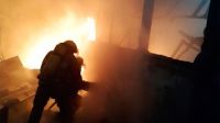 Terrible incendio en un galpón del barrio Islas Malvinas dejó serios daños materiales