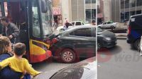 Choque múltiple entre colectivo, automóvil y patrullero dejó daños materiales en plena Av. Belgrano (Video)