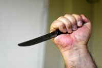 Se presentó en la casa de la ex, la agredió e hirió con cuchillo y luego se atrincheró