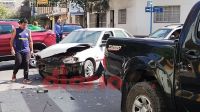 Terrible choque de auto y camioneta en pleno Centro dejó un rodado destruido [FOTOS Y VIDEO]
