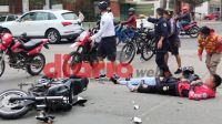 Fuerte choque de auto y moto en Urquiza y Olaechea dejó una pareja hospitalizada [FOTOS Y VIDEO]