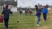 Jinetes atacaron a rebencazos a activistas que se manifestaban contra el maltrato animal