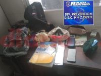 Una mujer entregó las pertenencias que su hijo habría robado a dos estudiantes en La Banda