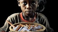 Proponen prohibir fumar y vapear en las escuelas de todo el mundo