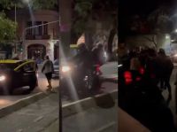 Pelea de taxistas en Buenos Aires termina con un motoquero atropellado [VIDEO]