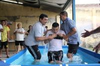 Emotivo bautismo en el penal de varones: 31 personas abrazan la fe