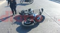 Un joven terminó con graves heridas al chocar con una camioneta: otro vehículo terminó en una zanja tras el accidente