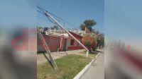 Camionero “enganchó” cables y derribó dos postes en la vía pública
