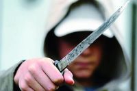 Un delincuente le lanzó puntazos con un cuchillo a un cadete en un asalto