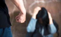 Celó a su pareja, trabajadora sexual, y le aplicó una golpiza