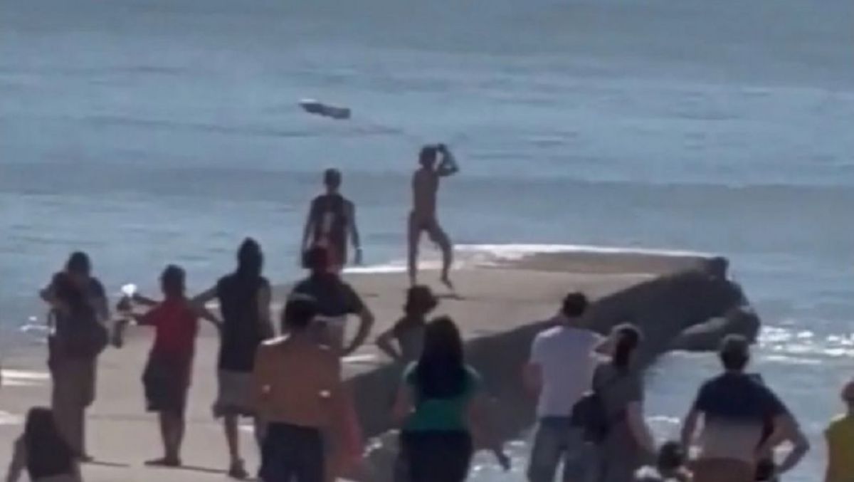 VIDEO: Un ruso corrió desnudo en Mar del Plata y quedó detenido