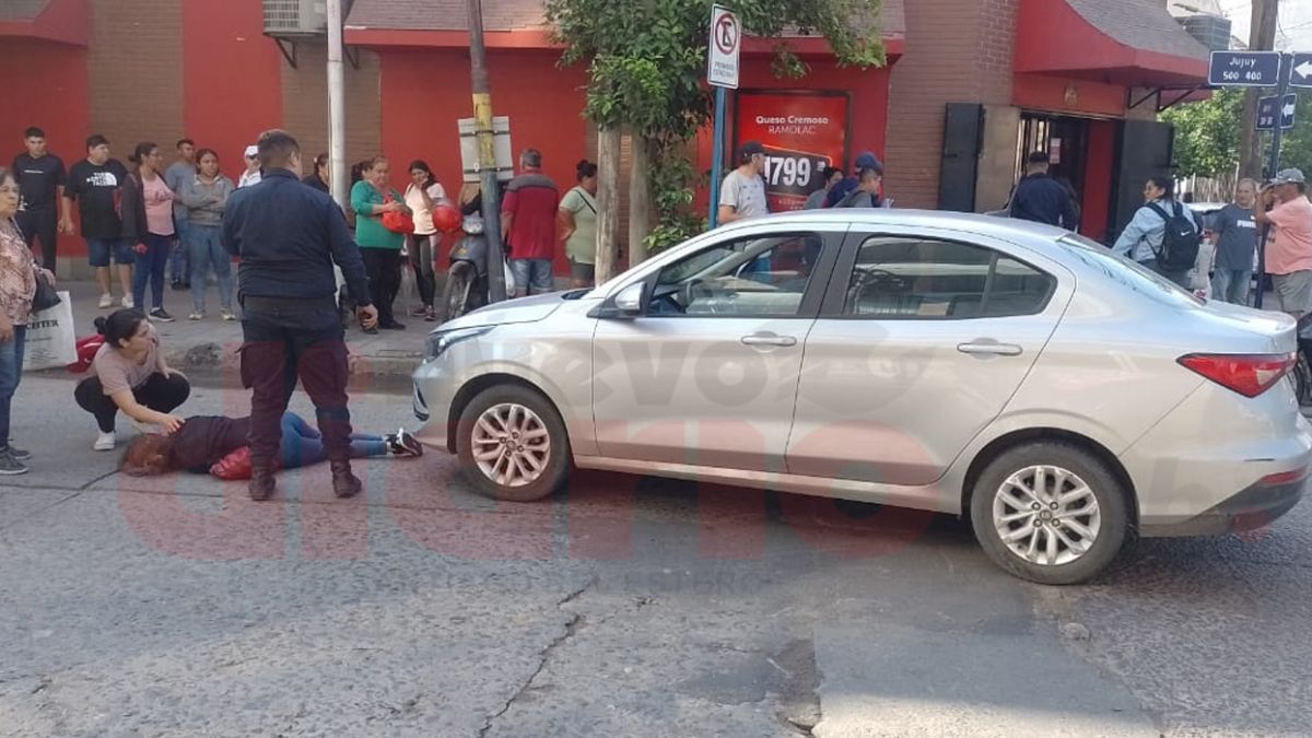 Hospitalizan de urgencia a una mujer tras ser chocada en pleno Centro
