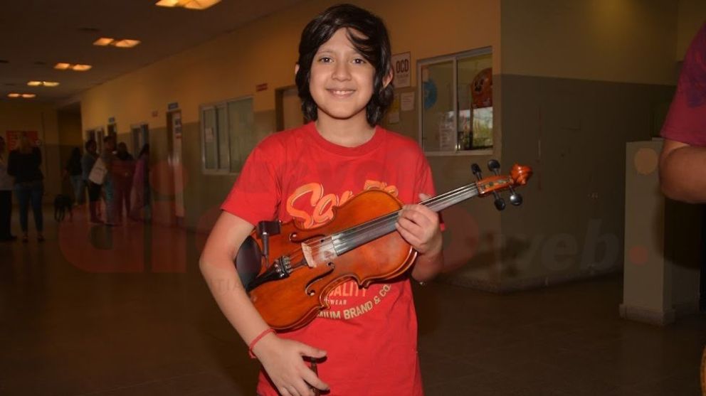 Un niño santiagueño se recuperó de milagro y le dedicó un show con violín a los médicos que lo salvaron 