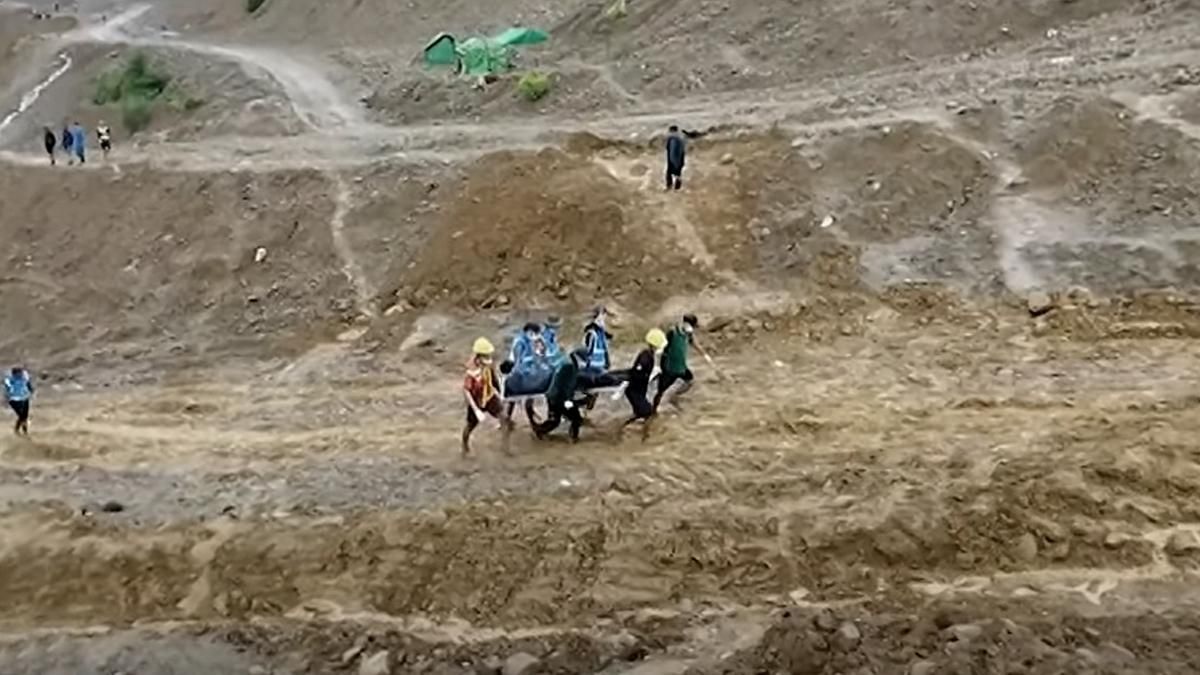 Más de 30 personas atrapadas tras derrumbe de una mina ilegal