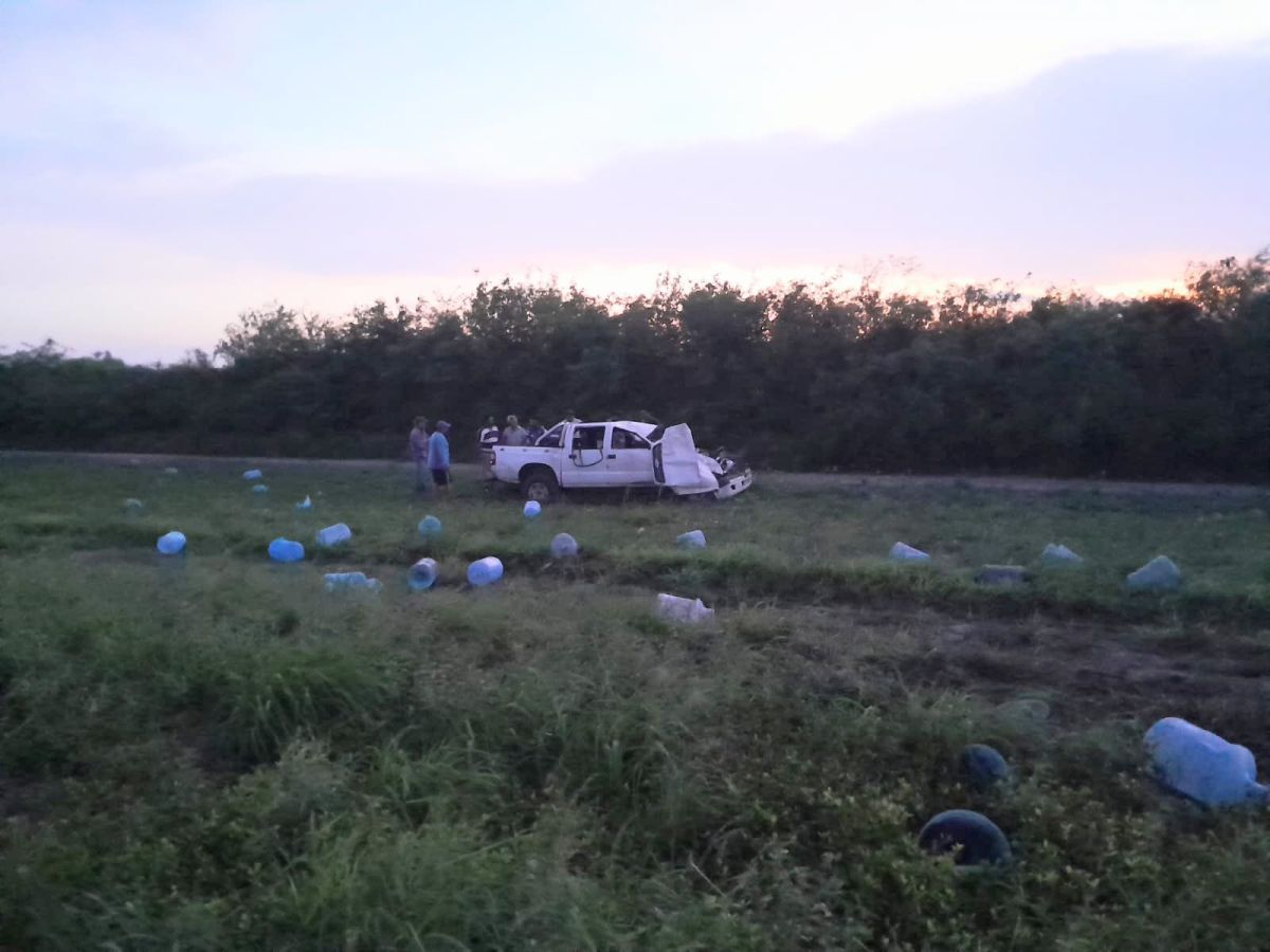 Rescate exitoso tras vuelco de camioneta con bidones de agua