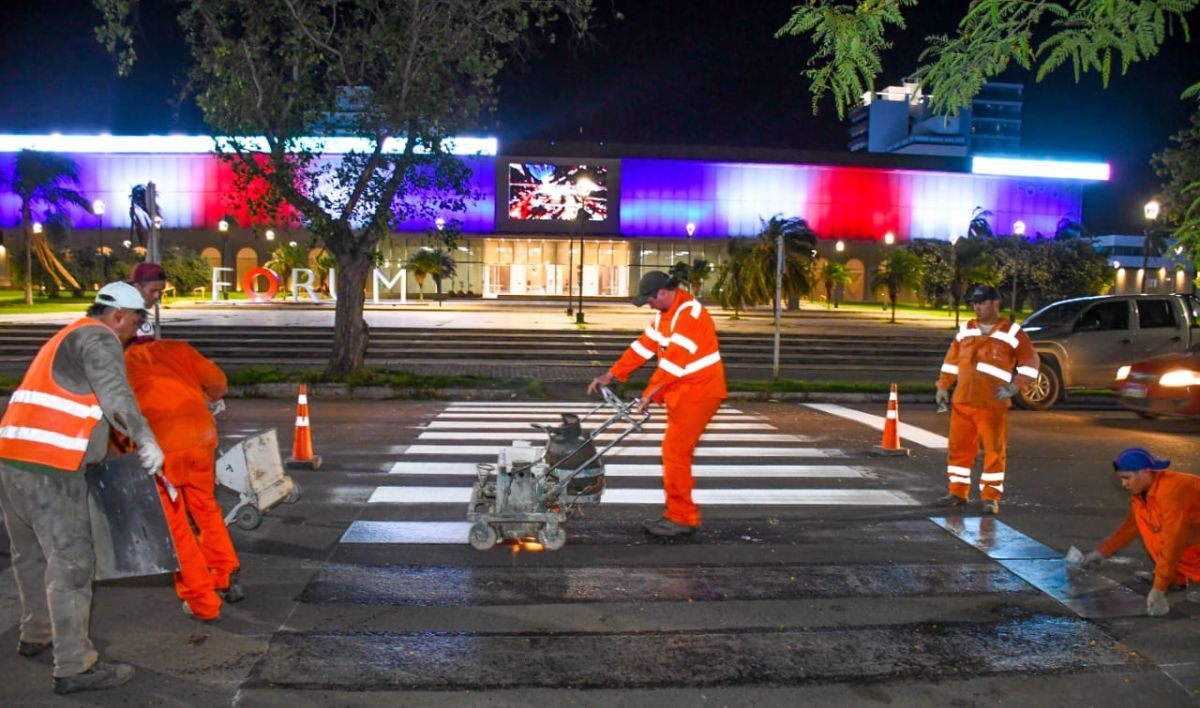 La Municipalidad lleva adelante la renovación de la demarcación de sendas peatonales y de carriles