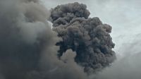 Mueren 11 alpinistas tras la erupción de un volcán en Indonesia [VIDEO]